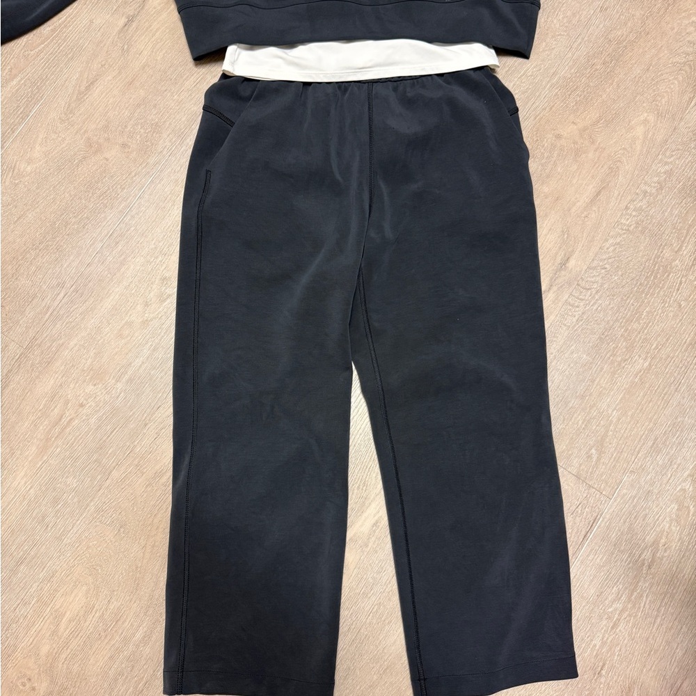 lululemon Softstreme High-Rise
Straight-Leg
Cropped Pant. Size 6，black color